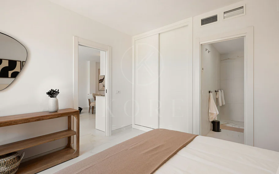 Bienvenido a este hermoso ático renovado que ofrece una vida luminosa y contemporánea en una tranquila urbanización andaluza!