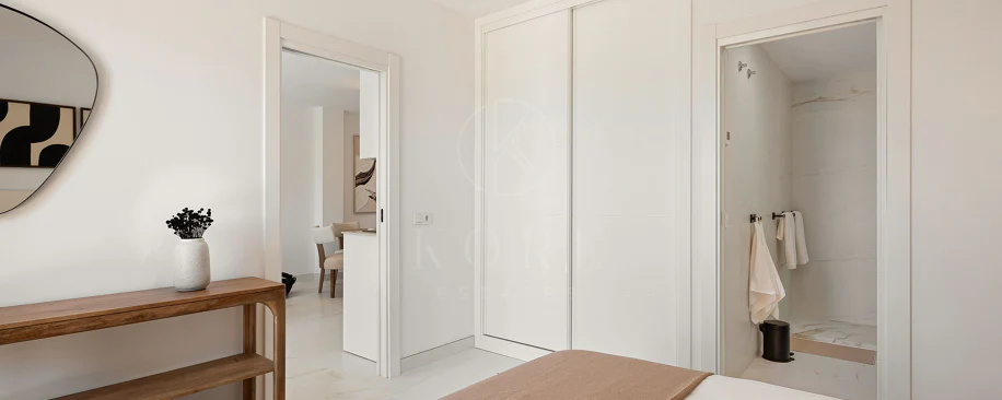 Welcome to this beautifully renovated penthouse offering bright, contemporary living in a tranquil Andalusian urbanization!