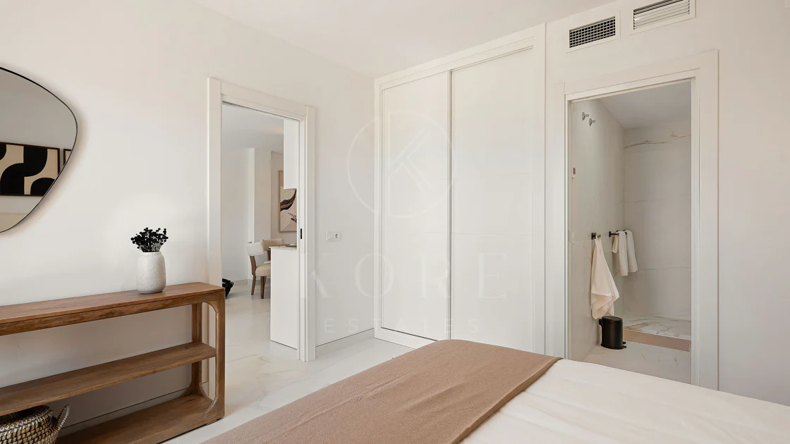 Welcome to this beautifully renovated penthouse offering bright, contemporary living in a tranquil Andalusian urbanization!