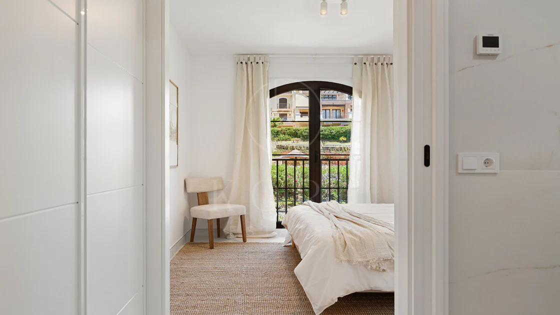 Welcome to this beautifully renovated penthouse offering bright, contemporary living in a tranquil Andalusian urbanization!