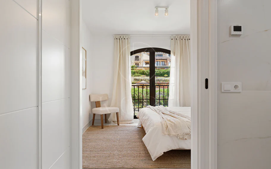 Bienvenido a este hermoso ático renovado que ofrece una vida luminosa y contemporánea en una tranquila urbanización andaluza!