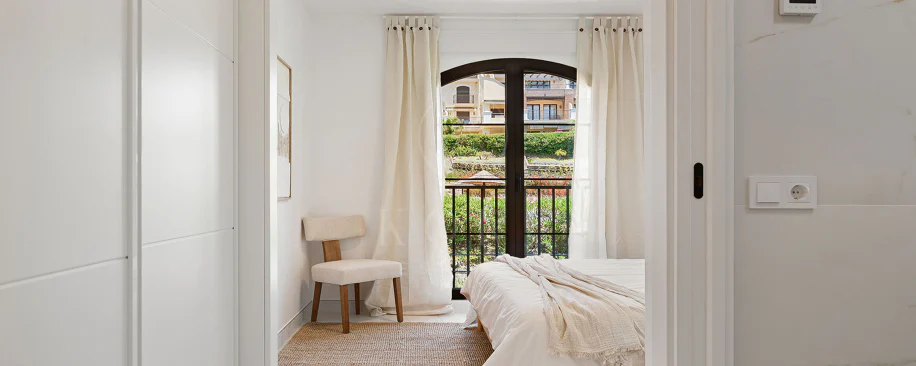 Welcome to this beautifully renovated penthouse offering bright, contemporary living in a tranquil Andalusian urbanization!