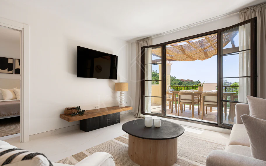 Bienvenido a este hermoso ático renovado que ofrece una vida luminosa y contemporánea en una tranquila urbanización andaluza!