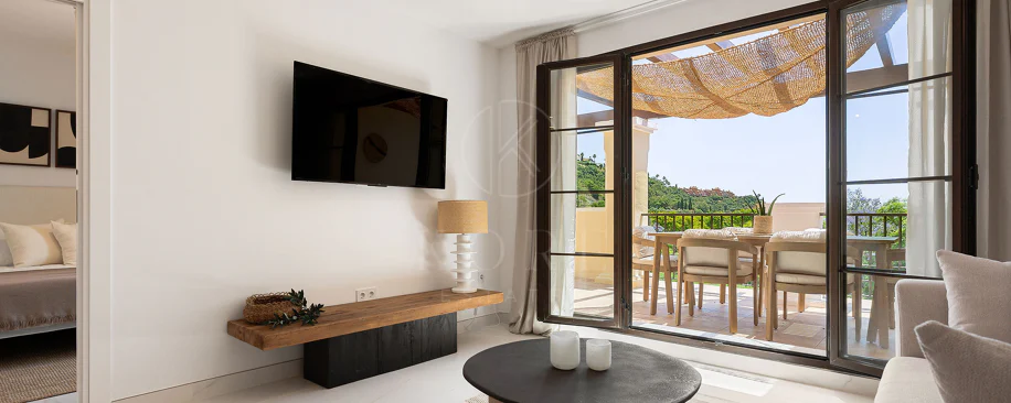 Welcome to this beautifully renovated penthouse offering bright, contemporary living in a tranquil Andalusian urbanization!