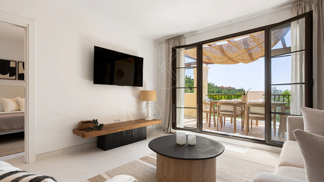 Welcome to this beautifully renovated penthouse offering bright, contemporary living in a tranquil Andalusian urbanization!