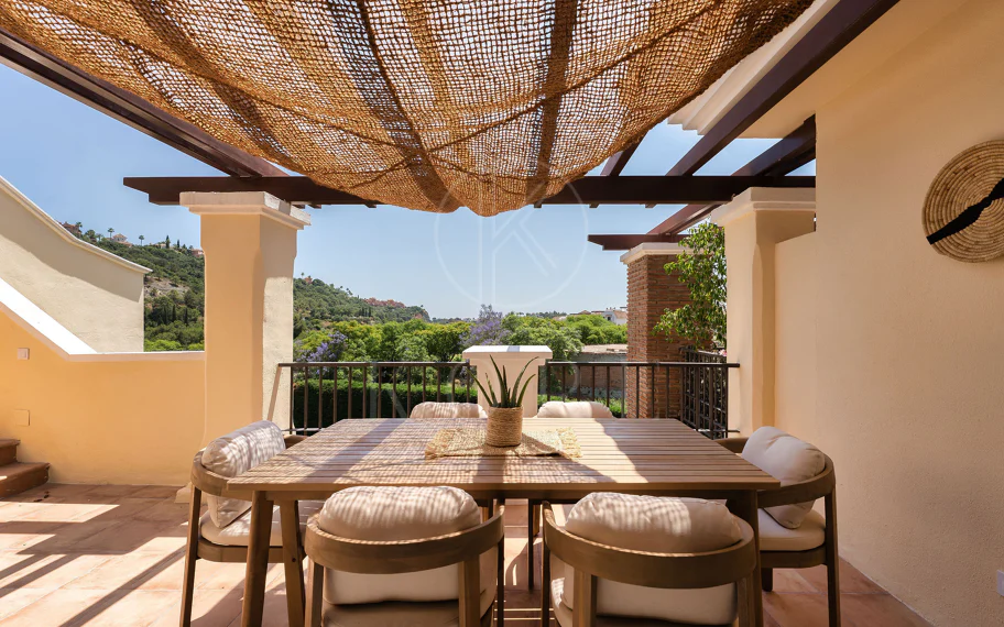 Bienvenido a este hermoso ático renovado que ofrece una vida luminosa y contemporánea en una tranquila urbanización andaluza!
