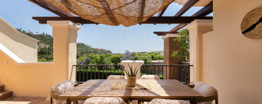 Welcome to this beautifully renovated penthouse offering bright, contemporary living in a tranquil Andalusian urbanization!