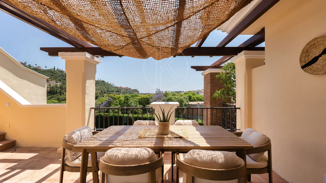 Welcome to this beautifully renovated penthouse offering bright, contemporary living in a tranquil Andalusian urbanization!