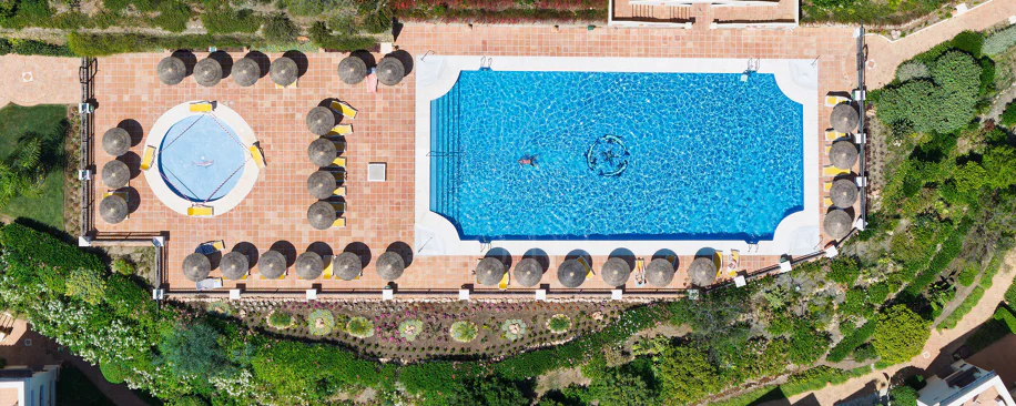 Welcome to this beautifully renovated penthouse offering bright, contemporary living in a tranquil Andalusian urbanization!