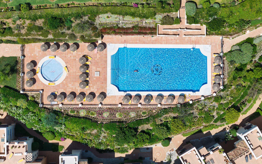 Bienvenido a este hermoso ático renovado que ofrece una vida luminosa y contemporánea en una tranquila urbanización andaluza!