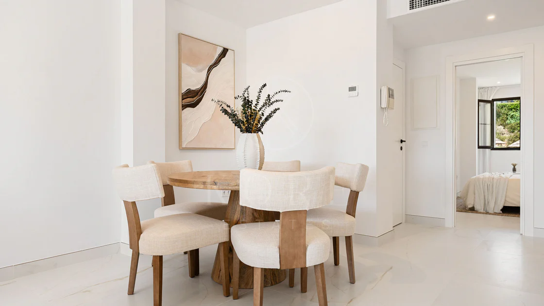 Welcome to this beautifully renovated penthouse offering bright, contemporary living in a tranquil Andalusian urbanization!