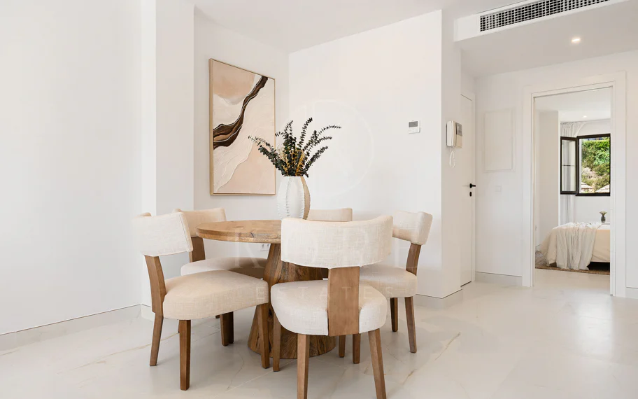 Bienvenido a este hermoso ático renovado que ofrece una vida luminosa y contemporánea en una tranquila urbanización andaluza!