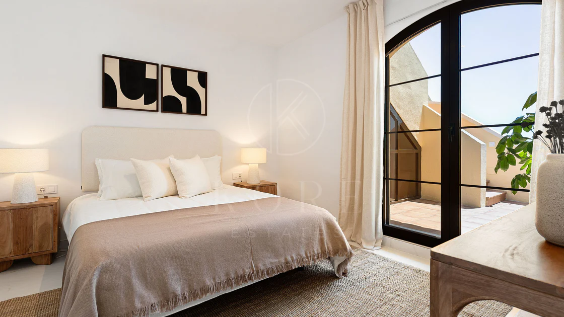 Welcome to this beautifully renovated penthouse offering bright, contemporary living in a tranquil Andalusian urbanization!