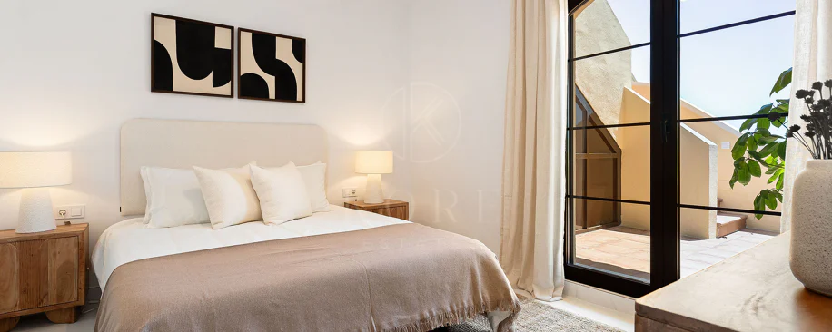 Welcome to this beautifully renovated penthouse offering bright, contemporary living in a tranquil Andalusian urbanization!