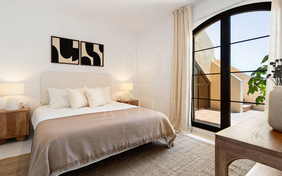 Bienvenido a este hermoso ático renovado que ofrece una vida luminosa y contemporánea en una tranquila urbanización andaluza!