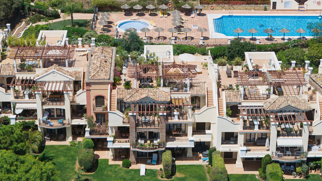 Welcome to this beautifully renovated penthouse offering bright, contemporary living in a tranquil Andalusian urbanization!