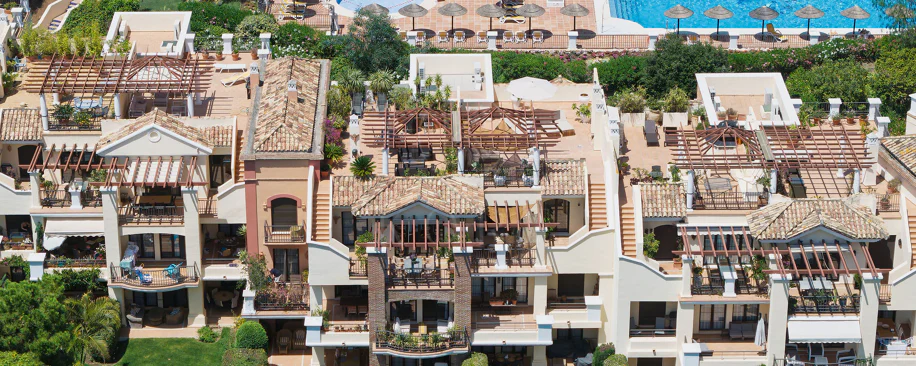 Welcome to this beautifully renovated penthouse offering bright, contemporary living in a tranquil Andalusian urbanization!