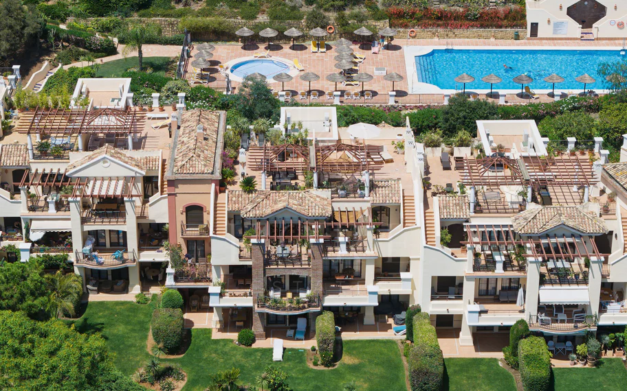 Bienvenido a este hermoso ático renovado que ofrece una vida luminosa y contemporánea en una tranquila urbanización andaluza!