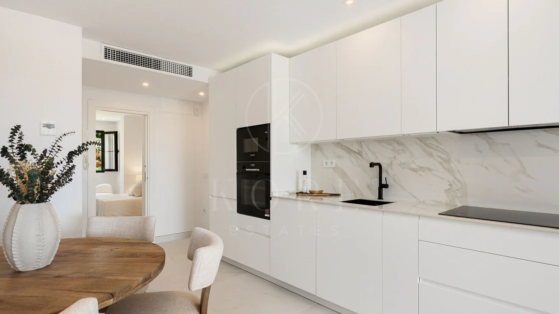 Welcome to this beautifully renovated penthouse offering bright, contemporary living in a tranquil Andalusian urbanization!