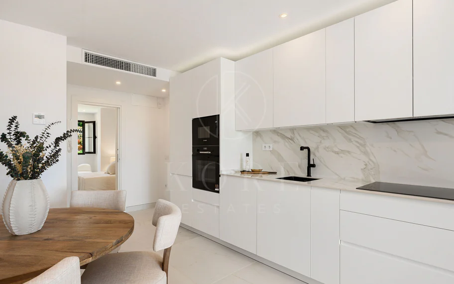 Bienvenido a este hermoso ático renovado que ofrece una vida luminosa y contemporánea en una tranquila urbanización andaluza!