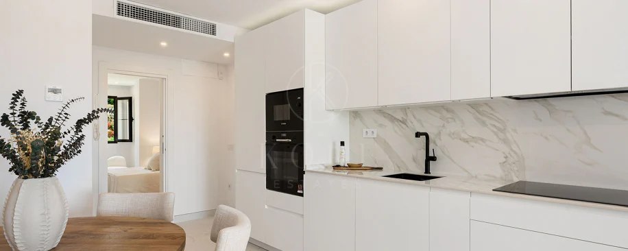 Welcome to this beautifully renovated penthouse offering bright, contemporary living in a tranquil Andalusian urbanization!
