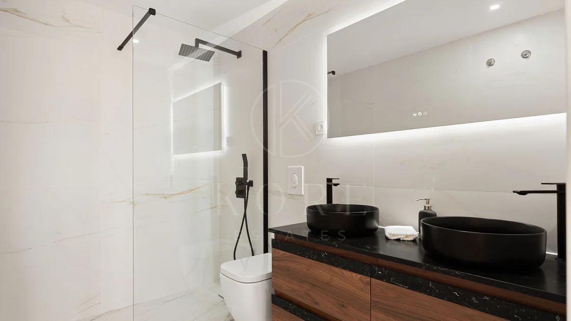 Welcome to this beautifully renovated penthouse offering bright, contemporary living in a tranquil Andalusian urbanization!
