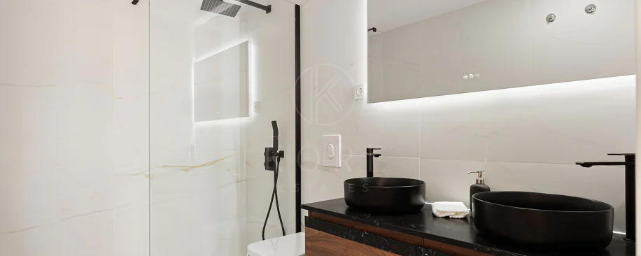 Welcome to this beautifully renovated penthouse offering bright, contemporary living in a tranquil Andalusian urbanization!