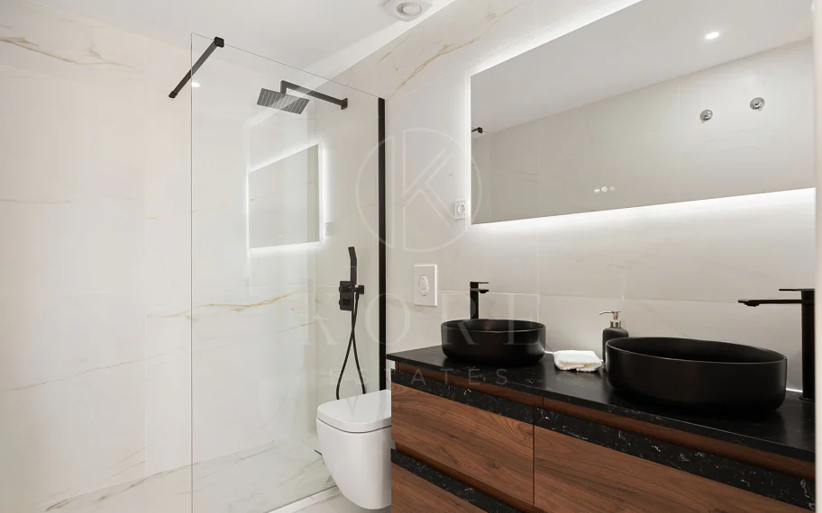 Bienvenido a este hermoso ático renovado que ofrece una vida luminosa y contemporánea en una tranquila urbanización andaluza!