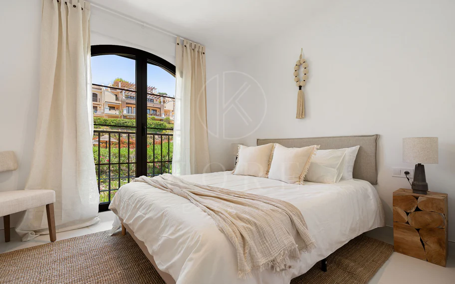 Bienvenido a este hermoso ático renovado que ofrece una vida luminosa y contemporánea en una tranquila urbanización andaluza!