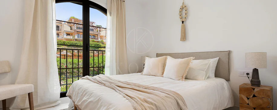 Welcome to this beautifully renovated penthouse offering bright, contemporary living in a tranquil Andalusian urbanization!