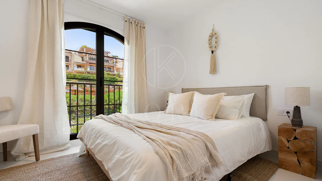 Welcome to this beautifully renovated penthouse offering bright, contemporary living in a tranquil Andalusian urbanization!