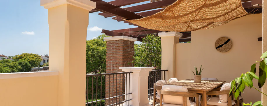 Welcome to this beautifully renovated penthouse offering bright, contemporary living in a tranquil Andalusian urbanization!