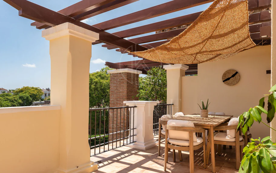 Bienvenido a este hermoso ático renovado que ofrece una vida luminosa y contemporánea en una tranquila urbanización andaluza!