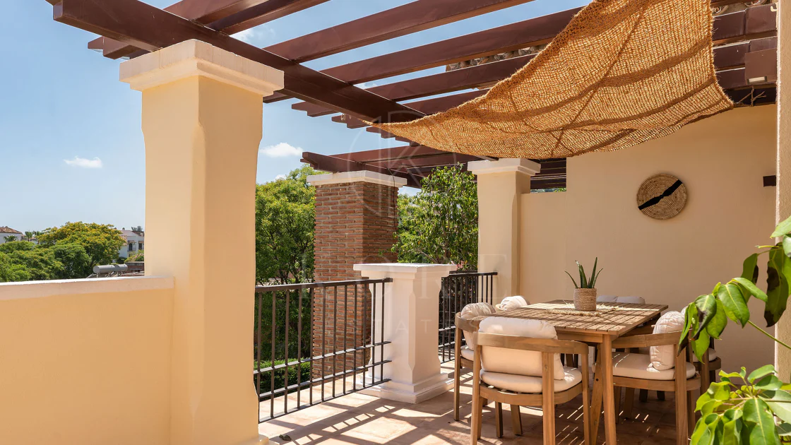 Welcome to this beautifully renovated penthouse offering bright, contemporary living in a tranquil Andalusian urbanization!