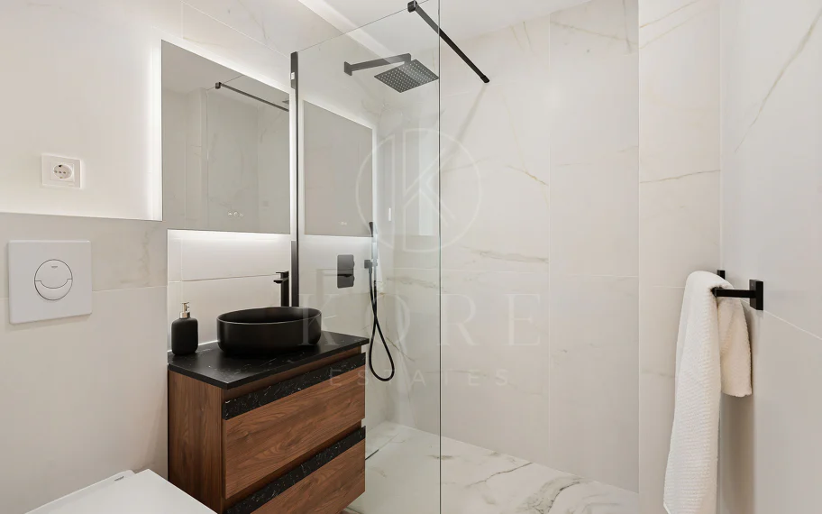 Bienvenido a este hermoso ático renovado que ofrece una vida luminosa y contemporánea en una tranquila urbanización andaluza!