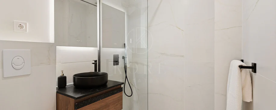 Welcome to this beautifully renovated penthouse offering bright, contemporary living in a tranquil Andalusian urbanization!