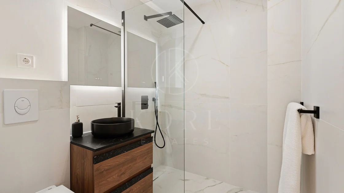 Welcome to this beautifully renovated penthouse offering bright, contemporary living in a tranquil Andalusian urbanization!