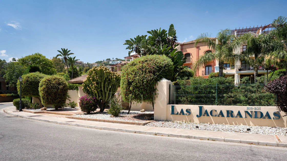 Welcome to this beautifully renovated penthouse offering bright, contemporary living in a tranquil Andalusian urbanization!