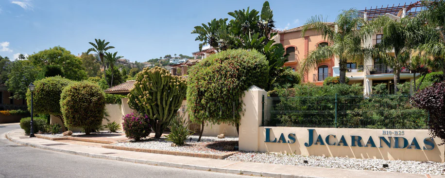 Welcome to this beautifully renovated penthouse offering bright, contemporary living in a tranquil Andalusian urbanization!