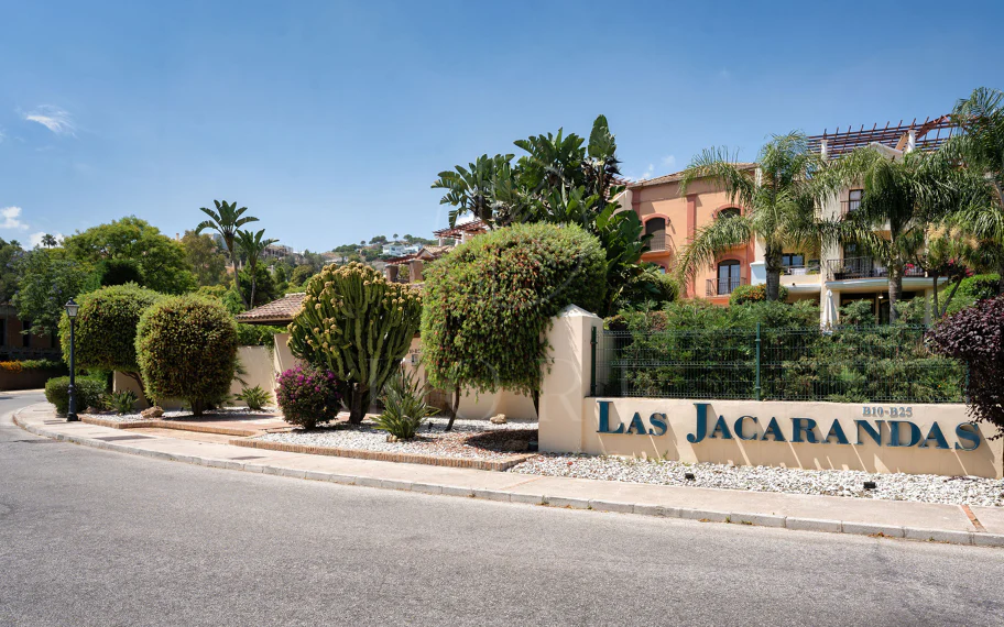 Bienvenido a este hermoso ático renovado que ofrece una vida luminosa y contemporánea en una tranquila urbanización andaluza!