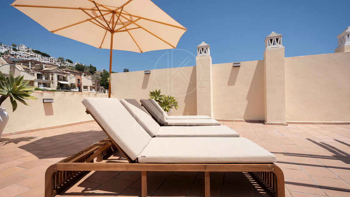 Welcome to this beautifully renovated penthouse offering bright, contemporary living in a tranquil Andalusian urbanization!