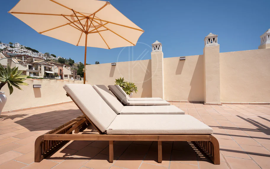 Bienvenido a este hermoso ático renovado que ofrece una vida luminosa y contemporánea en una tranquila urbanización andaluza!