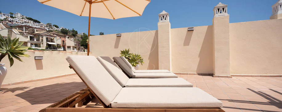 Welcome to this beautifully renovated penthouse offering bright, contemporary living in a tranquil Andalusian urbanization!