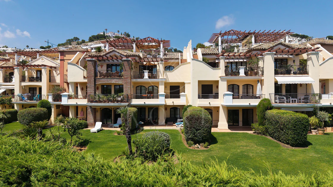Welcome to this beautifully renovated penthouse offering bright, contemporary living in a tranquil Andalusian urbanization!