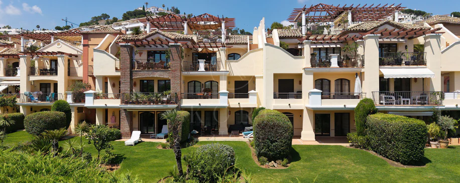 Welcome to this beautifully renovated penthouse offering bright, contemporary living in a tranquil Andalusian urbanization!