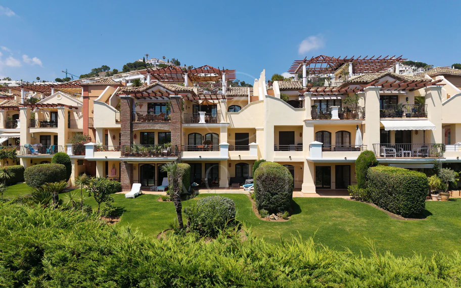 Bienvenido a este hermoso ático renovado que ofrece una vida luminosa y contemporánea en una tranquila urbanización andaluza!