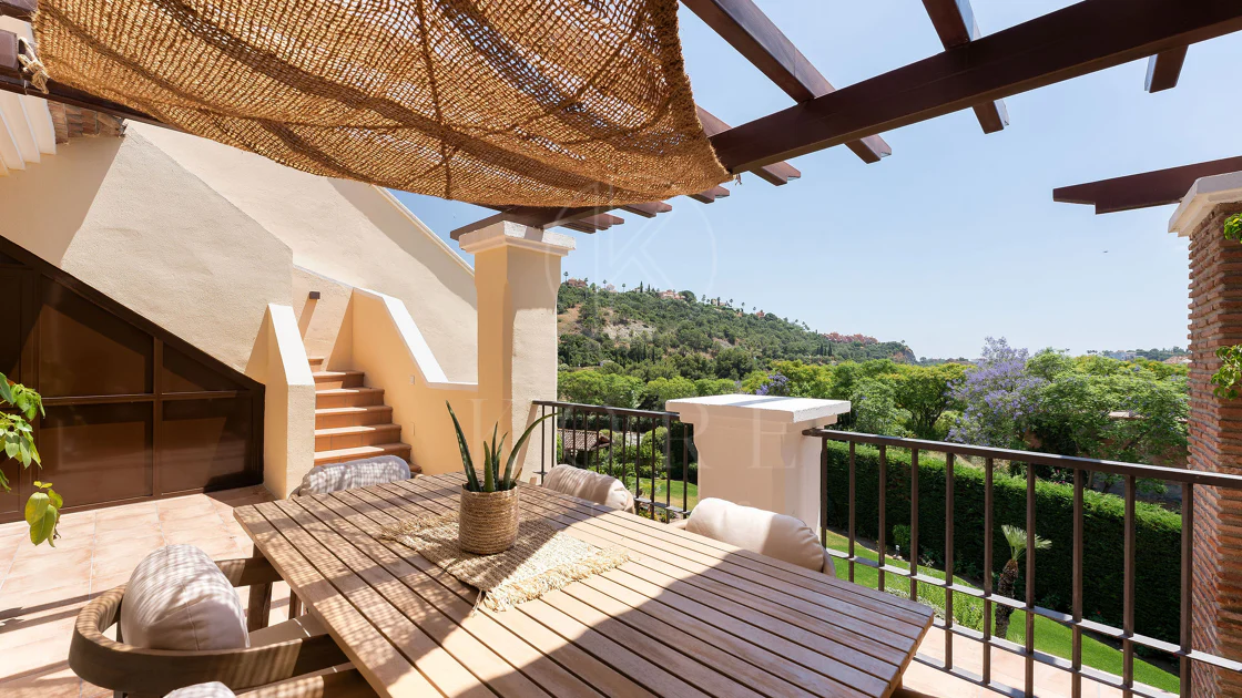 Welcome to this beautifully renovated penthouse offering bright, contemporary living in a tranquil Andalusian urbanization!