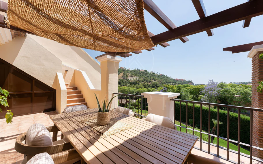 Bienvenido a este hermoso ático renovado que ofrece una vida luminosa y contemporánea en una tranquila urbanización andaluza!