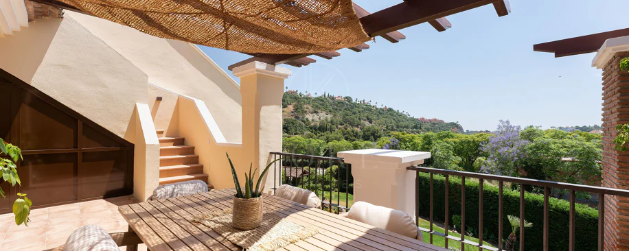 Welcome to this beautifully renovated penthouse offering bright, contemporary living in a tranquil Andalusian urbanization!