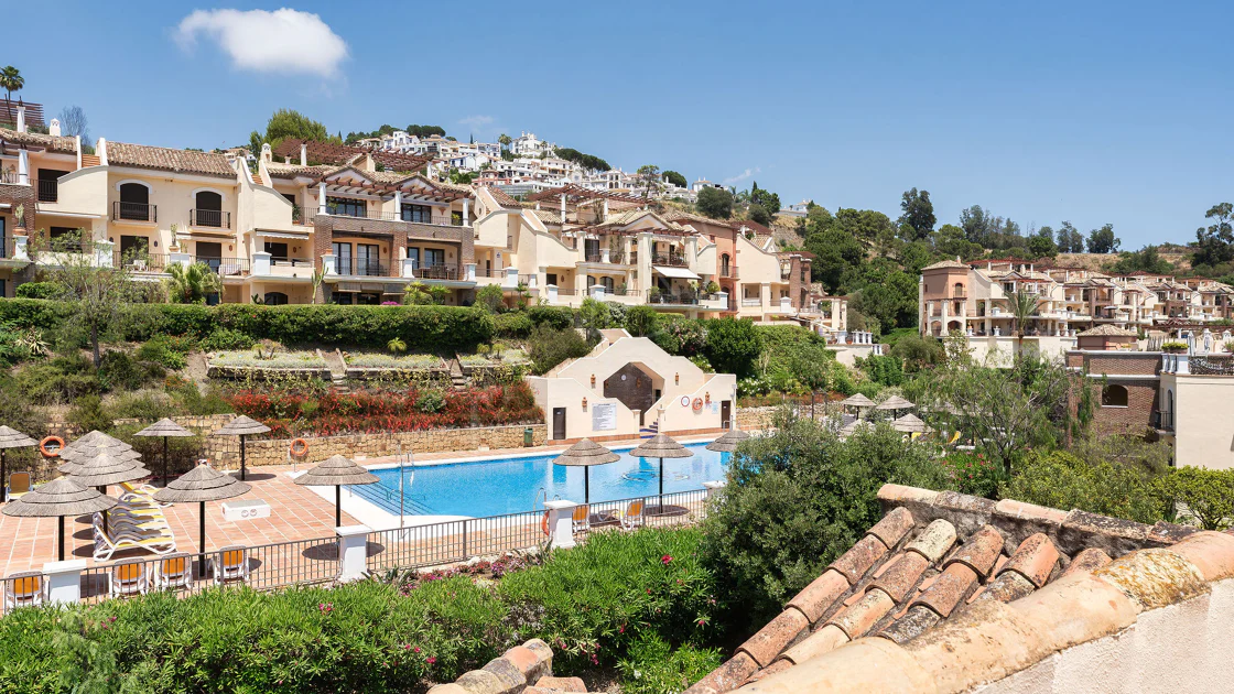 Welcome to this beautifully renovated penthouse offering bright, contemporary living in a tranquil Andalusian urbanization!